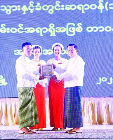 နိုင်ငံတော်စီမံအုပ်ချုပ်ရေးကောင်စီဥက္ကဋ္ဌ နိုင်ငံတော်ဝန်ကြီးချုပ် ဗိုလ်ချုပ်မှူးကြီး မင်းအောင်လှိုင် ကျန်းမာရေးဝန်ကြီးဌာန ဆရာဝန် (သစ်လွင်) များနှင့် သွားနှင့်ခံတွင်းဆရာဝန် (သစ်လွင်) များအား နိုင်ငံ့ဝန်ထမ်း ပြန်တမ်းဝင်အရာရှိအဖြစ် တာဝန်ပေးအပ်ခြင်း ခန့်အပ်လွှာပေးအပ်ပွဲအခမ်းအနားသို့ တက်ရောက်အမှာစကားပြောကြား