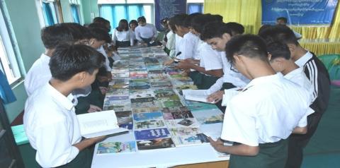 ကျောင်းသား၊ ကျောင်းသူများ ဘက်စုံဖွံ့ဖြိုးတိုးတက်ရေး မီးခိုးမြူငွေ့ လေထုညစ်ညမ်းမှုဆိုင်ရာ အသိပညာပေးဟောပြောပွဲ၊ လက်ကမ်းစာစောင် ဖြန့်ဝေခြင်းနှင့် စာအုပ်၊ စာစောင်များ ပြသ