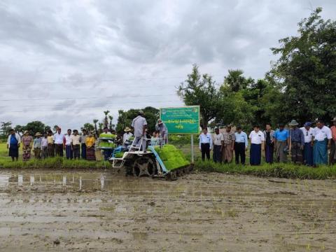 ကိုဘိုတာ (၆)တန်းသွား ကောက်စိုက်စက်နှင့် လက်စွဲကောက်စိုက်များ အသုံးပြု၍ မိုးစပါးစိုက်ပျိုးခြင်း သရုပ်ပြ