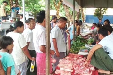ကျောက်ဆည်မြို့နယ်တွင် ရွေ့လျားစနစ်ဖြင့် အခြေခံစားသောက်ကုန်များအား ဈေးနှုန်းချိုသာစွာဖြင့် ရောင်းချပေး