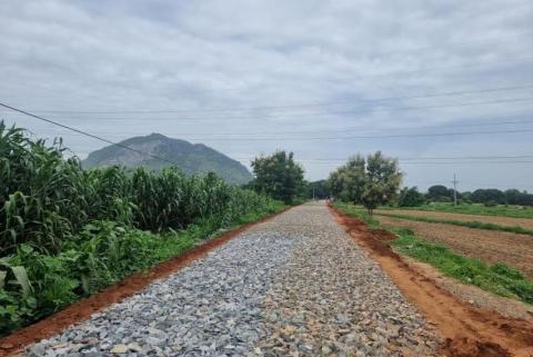 မြို့ပြနှင့်ကျေးလက်ကွာဟမှုမရှိရေး ဖျောက်ဆိပ်ကျေးရွာအဝင်လမ်းအား ကွန်ကရစ်ခင်းပေး