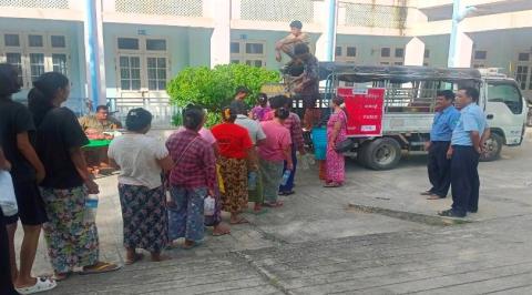 အစိုးရစက်မှုလက်မှုကျောင်း၌ ရွေ့လျားစနစ်ဖြင့် အခြေခံစားသောက်ကုန်များအား ဈေးနှုန်းချိုသာစွာဖြင့် ရောင်းချပေး