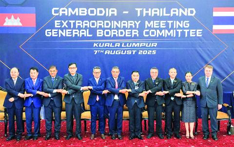ကမ္ဘောဒီးယားနှင့် ထိုင်းတို့က အပစ်အခတ်ရပ်စဲရေးသဘောတူစာချုပ်ကို လက်မှတ်ရေးထိုးခြင်းဖြင့် ဖြစ်ပွားနေသည့်နယ်စပ်ပဋိပက္ခချုပ်ငြိမ်း