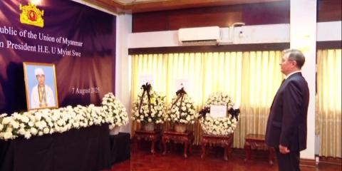 Showing Sympathy : Diplomats sign the Book of Condolence