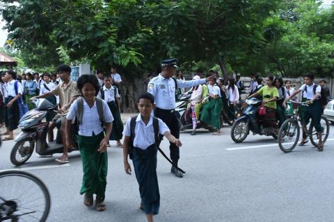ကျောင်းသား/ ကျောင်းသူများအား ယာဉ်အန္တရာယ်ကင်းရှင်းရေး ဆောင်ရွက်ပေး