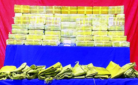  ပန်းတောင်းမြို့နယ်၌ ရခိုင်ပြည်နယ်သို့သယ်ဆောင်မည့် ငွေကျပ် ၃ ဘီလီယံတန်ဖိုးရှိ စိတ်ကြွရူးသွပ်ဆေးပြား ၂ သန်းဖမ်းဆီးရမိ
