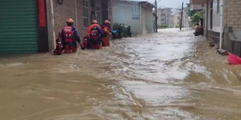 Rescuers evacuate people trapped in flooded home in Fujian