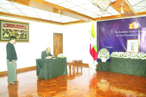 ပြည်ထောင်စုသမ္မတမြန်မာနိုင်ငံတော်၊ ယာယီသမ္မတဦးမြင့်ဆွေ ကွယ်လွန်ခြင်းအတွက် ဝမ်းနည်းကြောင်း မှတ်တမ်းစာအုပ်တွင် ရန်ကုန်မြို့အခြေစိုက်သံရုံးများမှ သံအမတ်ကြီးများနှင့် သံရုံးအကြီးအကဲများက လက်မှတ်ရေးထိုး