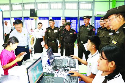 ပြည်ထောင်စုဝန်ကြီး ဦးမြင့်ကြိုင် တပ်ကုန်းမြို့နယ်အတွင်းရှိ ဒေသခံပြည်သူများအား ပန်းခင်းစီမံချက်အဆင့်(၃)ဖြင့် အိမ်ထောင်စုလူဦးရေစာရင်းနှင့် နိုင်ငံသားစိစစ်ရေးကတ်ပြား One Stop Service ဖြင့် ဆောင်ရွက်ပေးနေမှု ကြည့်ရှုအားပေး
