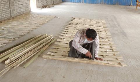 တံတားဦးမြို့နယ်တွင် ဝါးထရံယက်လုပ်ရောင်းချသူများ နေ့စဉ်ဝင်ငွေရရှိပြီး မိသားစုစားဝတ်နေရေး အဆင်ပြေလျက်ရှိ