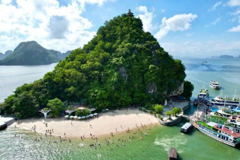 Heading to Lush Bay, a Breathtaking Cave and the Land of Pearl 1