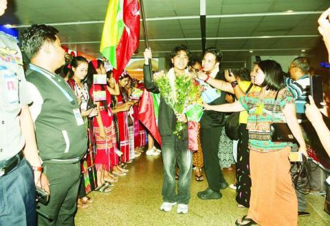 အီလက်ထရောနစ်အားကစားနည်းဖြင့် ကမ္ဘာ့အလယ်ဝင့်ထည်နိုင်ငံ့ဂုဏ်ဆောင်